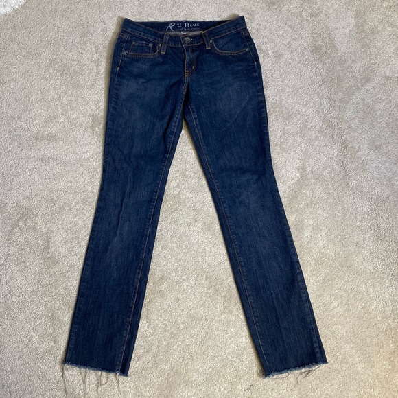 R U Blue jeans dark wash slightly distressed raw hem size 26 - Picture 2 of 12